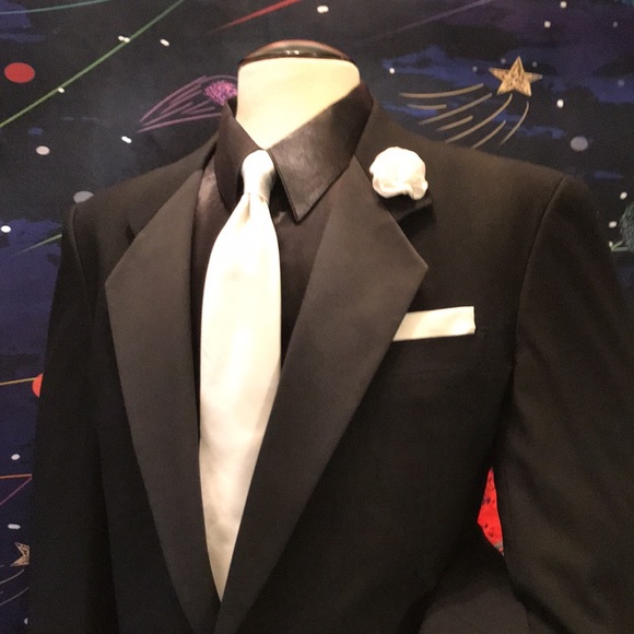 Abriani Italian Tuxedo Coat - Picture 14 of 17